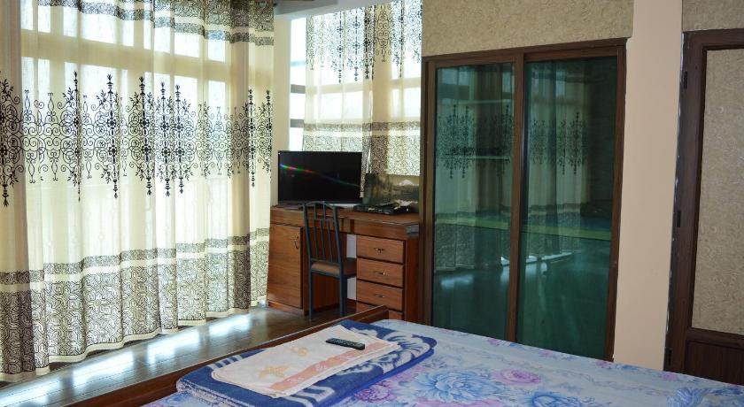Bedroom 2, Le Bamboo
