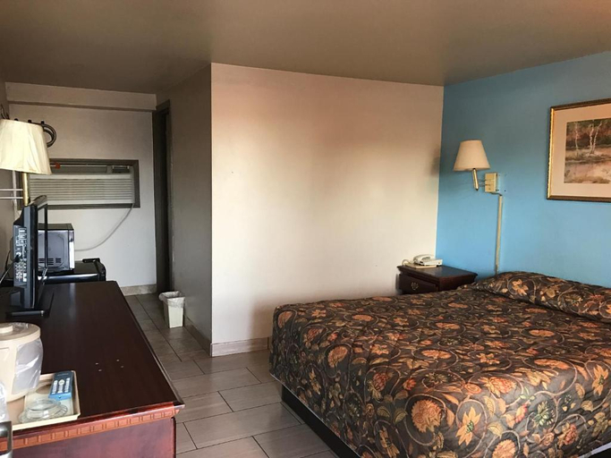 Bedroom 2, HWY Express Inn and Suites, Graham