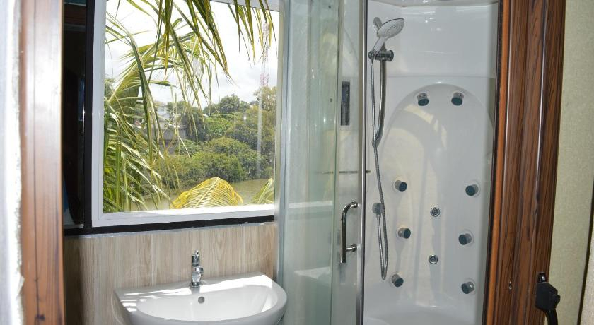 Bathroom 3, Le Bamboo