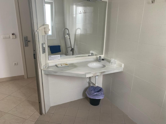 Bathroom 4, Hostal Tarifa -Recepcion abierta las 24h-, Cádiz