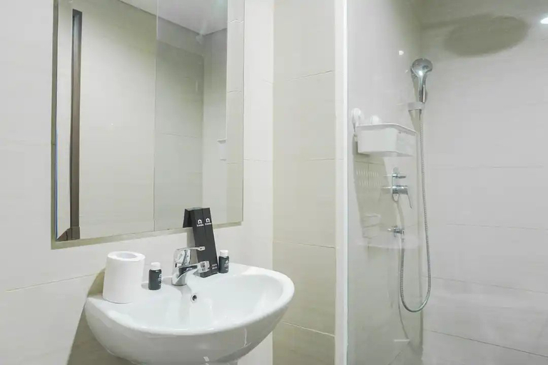 Bathroom 5, Wonderful Studio Apartment Ciputra International, Jakarta Barat