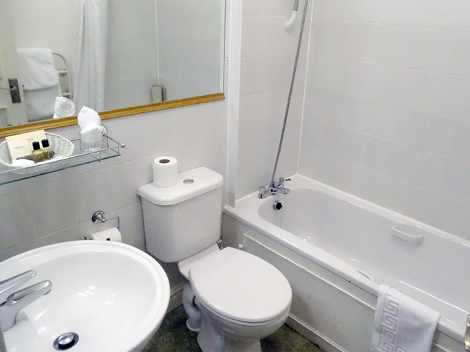 Bathroom 3, Lansdowne hotel, Warwickshire
