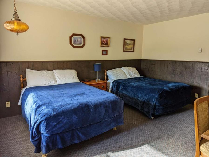 Bedroom 3, Crossroads motel & cabins, Marquette