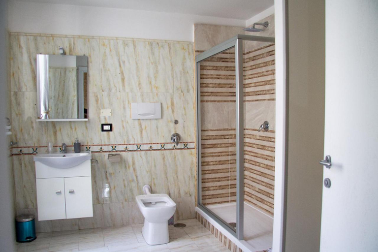 Bathroom 5, Pisacane Family, Napoli