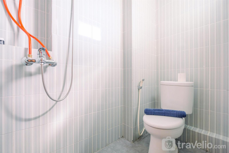 Bathroom 3, Comfortable 2BR Apartment at Cinere Resort, Depok