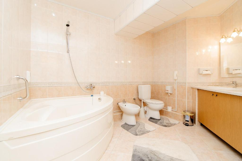 Bathroom 4, Dacia Hotel
