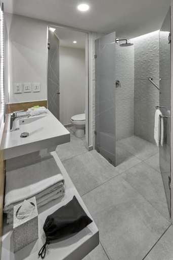Bathroom 5, City Express Plus by Marriott Cancún Aerop Riviera, Benito Juárez