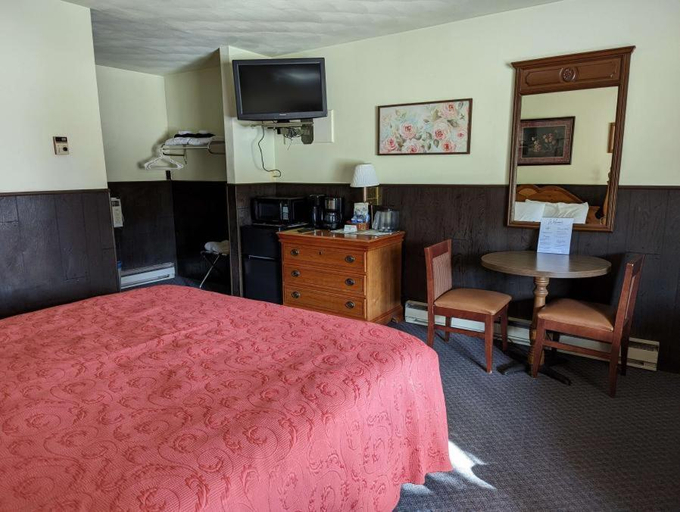 Bedroom 2, Crossroads motel & cabins, Marquette
