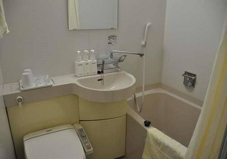 Bathroom, Kadoma Public Hotel, Kadoma