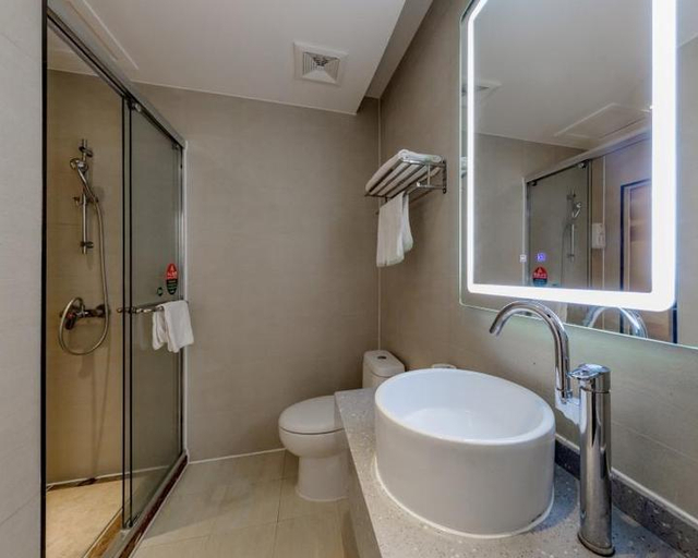 Bathroom 4, Green Tree Inn Shanghai Hongqiao Road Metro Station, Shanghai