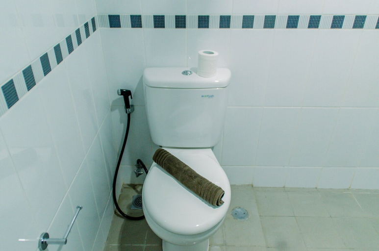Bathroom 3, Cozy Stay Studio Room at Beverly 90210 Apartment, Tangerang