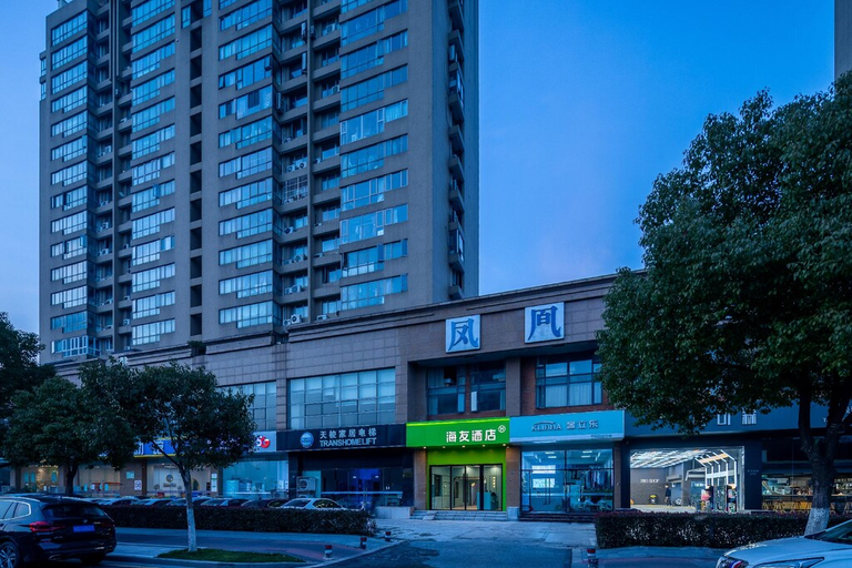 Exterior & Views