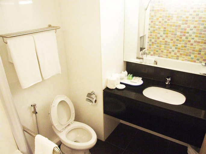 Bathroom 5, Grand Tower Inn Sathorn Hotel, Khlong San