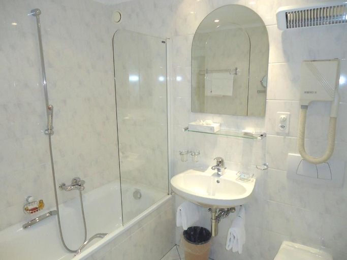 Bathroom 3, Grand Hotel du Parc, Sierre