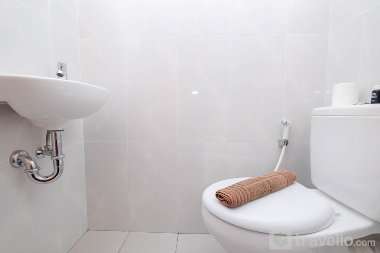 Bathroom, Best Choice Studio at Evenciio Apartment near UI, Depok