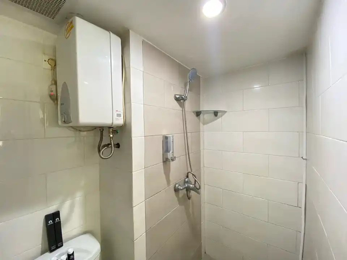 Bathroom 3, Cozy Living 2BR at Jarrdin Cihampelas By Travelio, Bandung