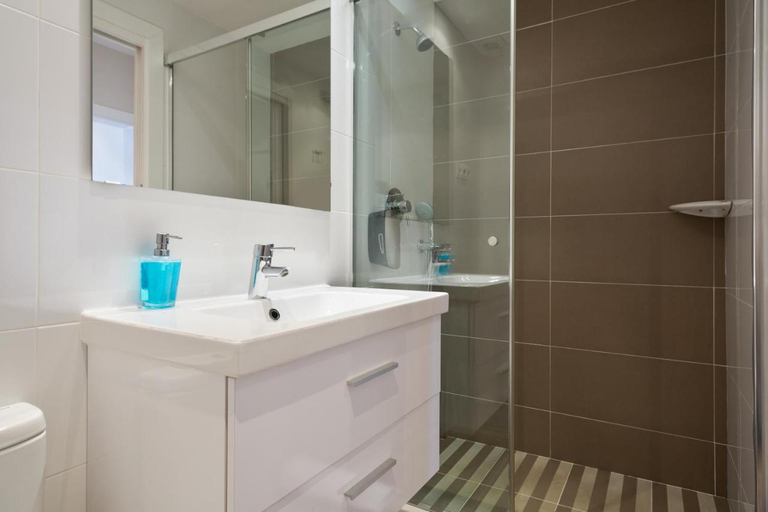 Bathroom 2, Barcelona Central Apartments, Barcelona