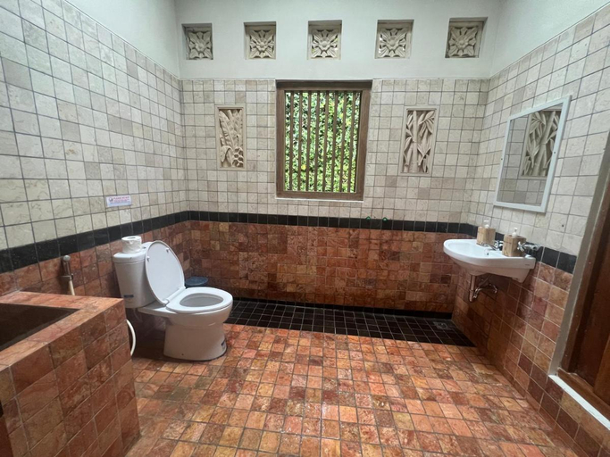 Bathroom 2, Dream Village Villa Jogja, Bantul