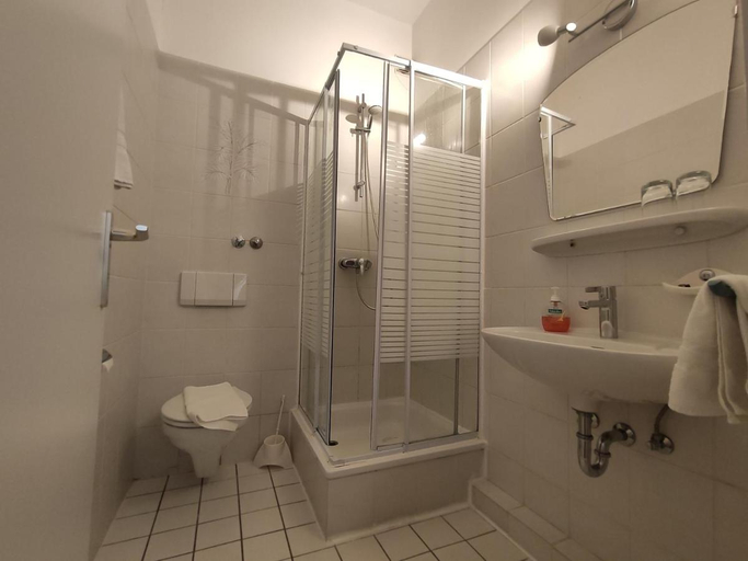 Bathroom 3, Condi Hotel, Hamburg