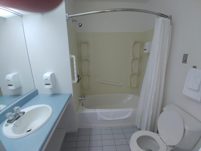 Bathroom 3, La Baleine Endiablee Microbrasserie, Kamouraska