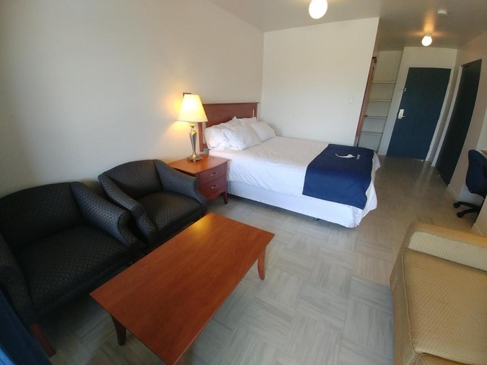 Bedroom 2, La Baleine Endiablee Microbrasserie, Kamouraska