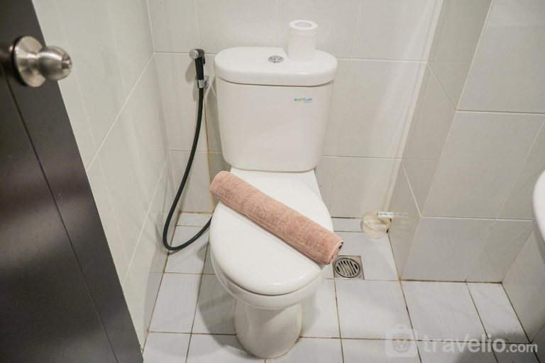Bathroom 3, Minimalist 1BR Casa De Parco Apartment By Travelio, Tangerang