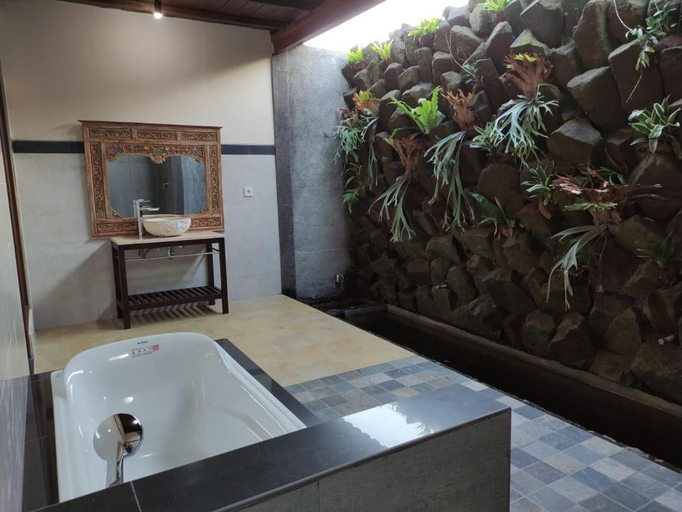 Bathroom 3, Anggarakasih Ubud Villa, Gianyar
