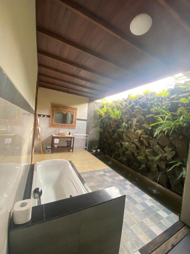 Bathroom 4, Anggarakasih Ubud Villa, Gianyar