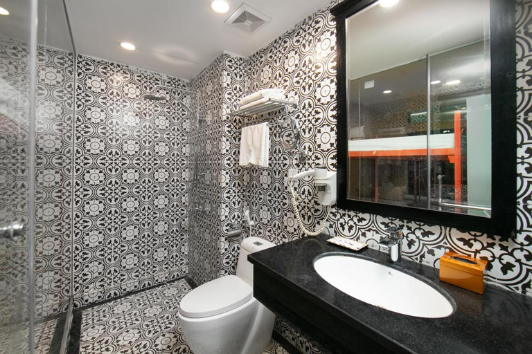 Bathroom, Downtown Hostel & Rooftop Bar, Hoàn Kiếm