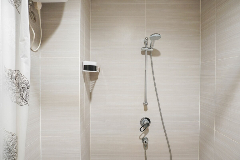 Bathroom 4, Comfort and Modern Studio at West Vista Apartment, West Jakarta