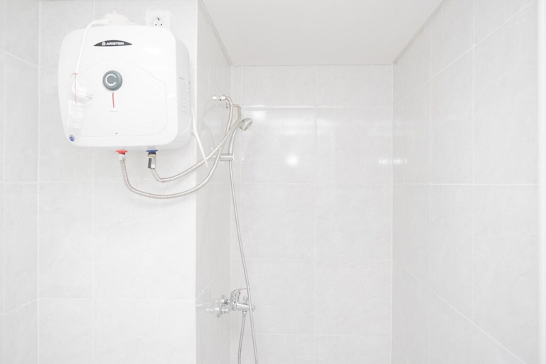 Bathroom 4, Comfy 2BR Apartment at Parkland Avenue, Tangerang Selatan
