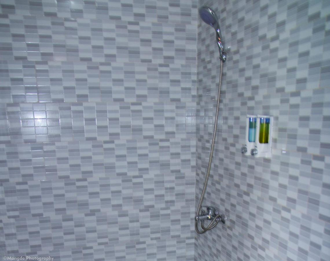 Bathroom, DeIndra Nusa Inn, Klungkung