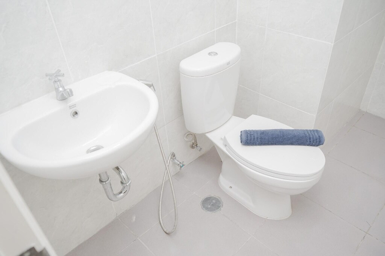 Bathroom 3, Comfy 2Br Apartment at Parkland Avenue, Tangerang Selatan