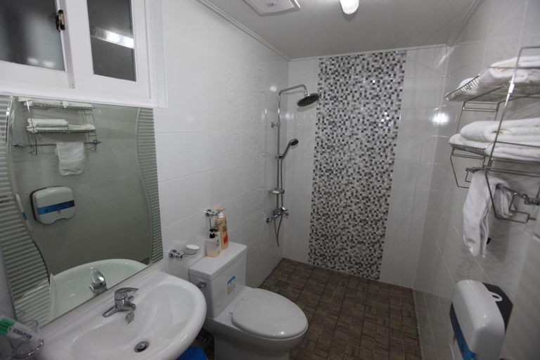 Bathroom 4, 7 Days INN Shenzhen Longhua, Shenzhen
