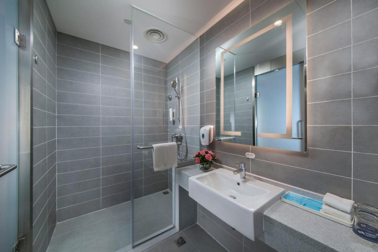 Bathroom, Holiday Inn Express Yantai Wanxing, Yantai