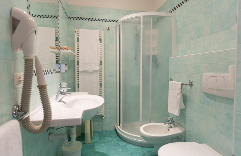 Bathroom 5, Hotel Al Caval, Verona