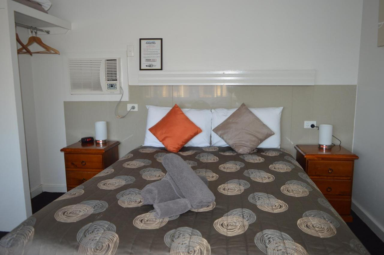 Bedroom 4, Blue Lake Motel, Mount Gambier
