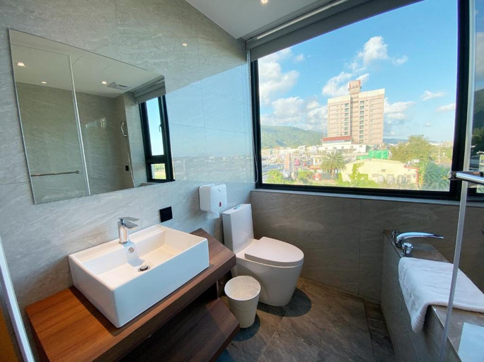 Bathroom 3, Love Tong, Yilan