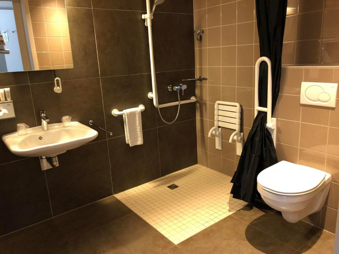 Bathroom, Hotel Gemeente Huis, West-Vlaanderen