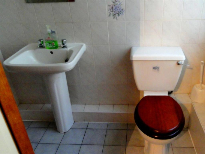 Bathroom 5, 100 Pipers Hotel, Blackpool