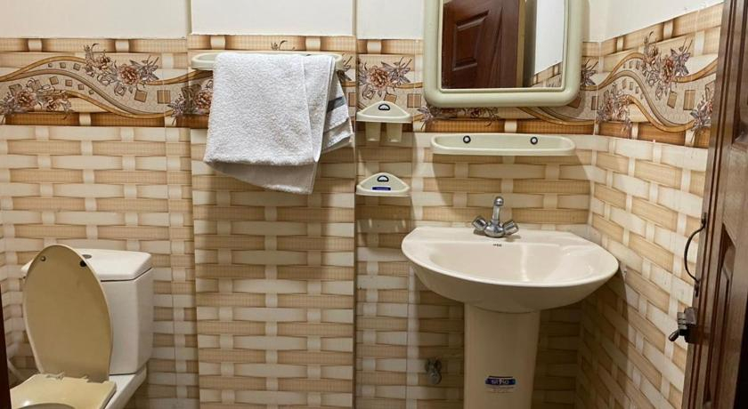 Bathroom, Hotel Daniyal Continental, Islamabad