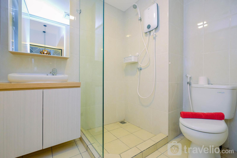 Bathroom, Relax 3BR at M-Town Residence By Travelio, Tangerang