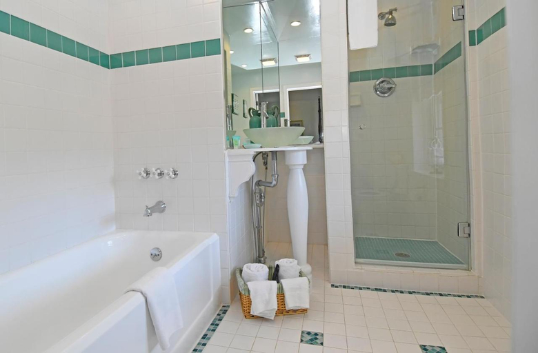 Bathroom 2, The Country Inn of Berkeley Springs, Morgan