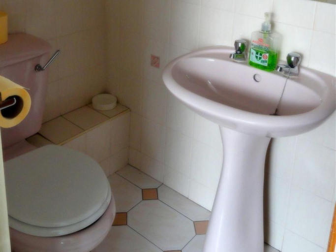 Bathroom 4, 100 Pipers Hotel, Blackpool