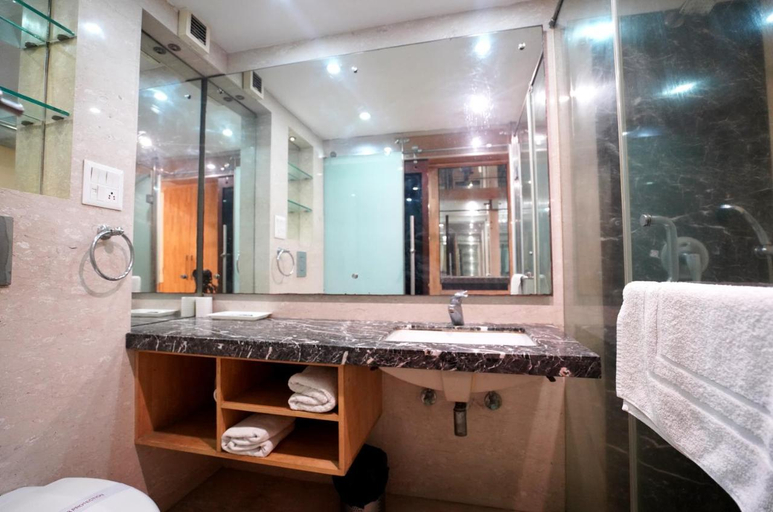 Bathroom 4, Airport Hotel Grand Delhi, Delhi