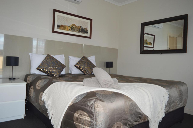 Bedroom 2, Blue Lake Motel, Mount Gambier
