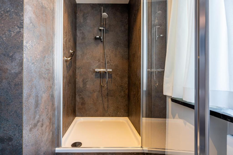 Bathroom 3, Hotel Central, West-Vlaanderen