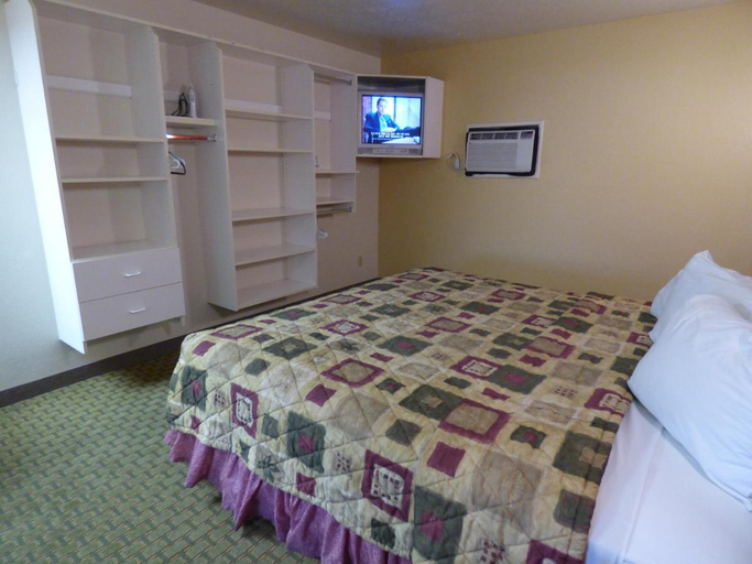Bedroom 2, Coronada Inn and Suites, Washington