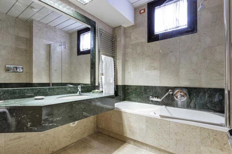 Bathroom 4, Borgo Palace Hotel, Arezzo