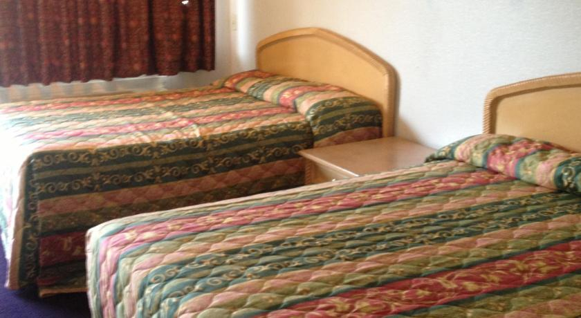 Bedroom 2, All 8 Motel, Los Angeles